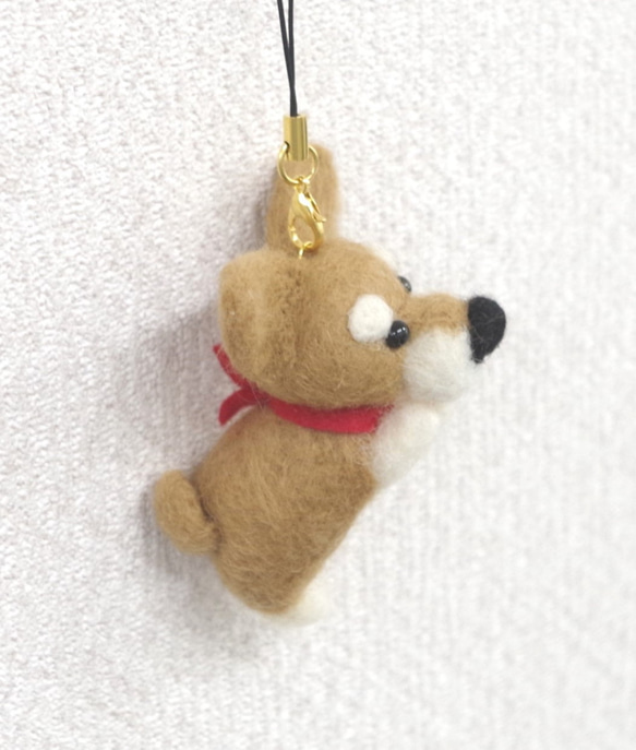 羊毛フェルト【犬】 赤いリボン柴犬携帯ストラップ 2枚目の画像