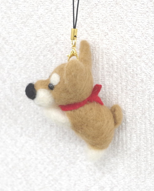 羊毛フェルト【犬】 赤いリボン柴犬携帯ストラップ 3枚目の画像