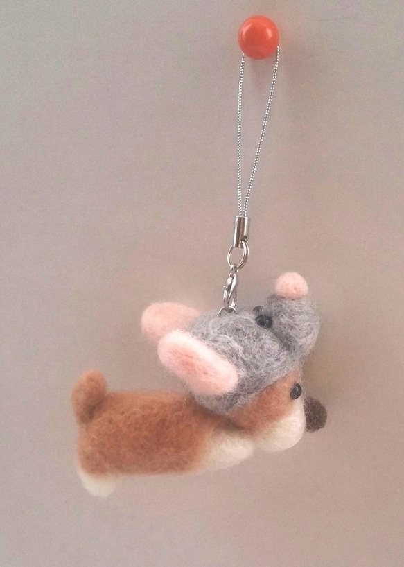 羊毛フェルト【犬】 ネズミを被ったコーギー携帯ストラップ 4枚目の画像