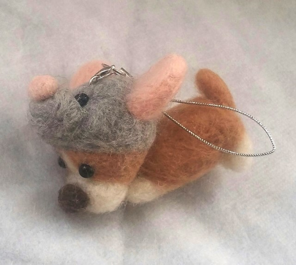 羊毛フェルト【犬】 ネズミを被ったコーギー携帯ストラップ 6枚目の画像