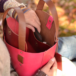 【大切な人への贈り物に★】手縫い牛ヌメ革ミニトートバッグ・ピンク 7枚目の画像