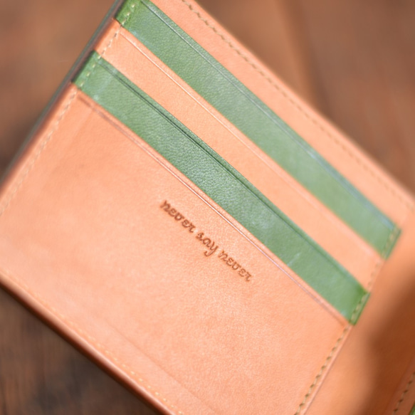 イタリアンレザーの２つ折り財布（ライムグリーン×キャメル） 6枚目の画像