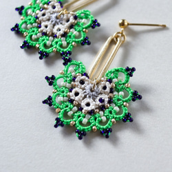 梭織花邊和珠子耳環 顏色 綠色×海軍藍 *可更改為耳環 第4張的照片
