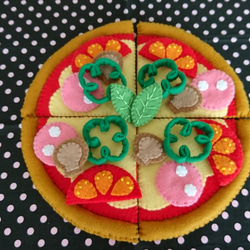 フェルトままごと ☆トマト&サラミ ピザ ☆受注製作 おもちゃ・人形