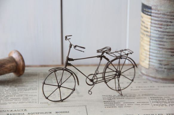 アンティークなワイヤーの自転車 1枚目の画像