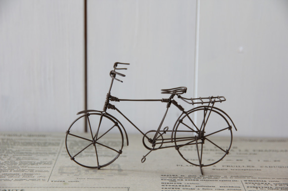 アンティークなワイヤーの自転車 2枚目の画像