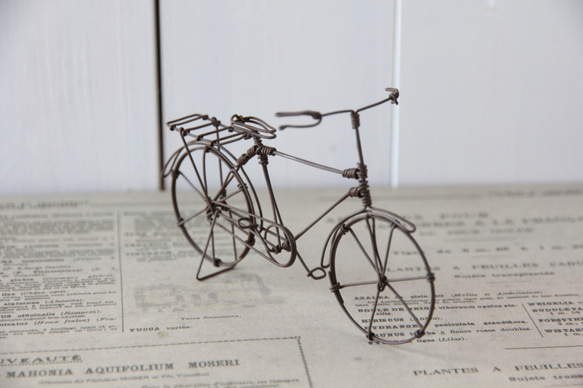 アンティークなワイヤーの自転車 3枚目の画像