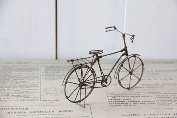 アンティークなワイヤーの自転車 4枚目の画像