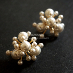 IMPORT 2P GOLD PEARL FLOWER PIERCE CHARM EARRING 1枚目の画像