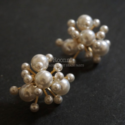 IMPORT 2P GOLD PEARL FLOWER PIERCE CHARM EARRING 2枚目の画像