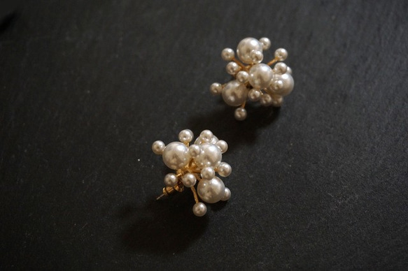 IMPORT 2P GOLD PEARL FLOWER PIERCE CHARM EARRING 3枚目の画像