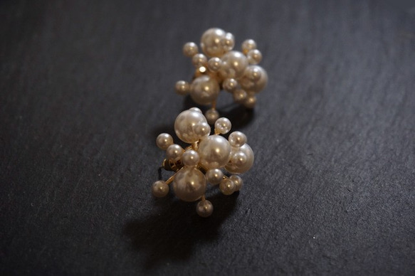 IMPORT 2P GOLD PEARL FLOWER PIERCE CHARM EARRING 4枚目の画像