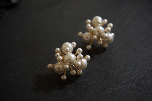 IMPORT 2P GOLD PEARL FLOWER PIERCE CHARM EARRING 5枚目の画像