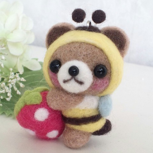 ミツバチくまちゃんとイチゴのストラップ 羊毛フェルト 羊毛