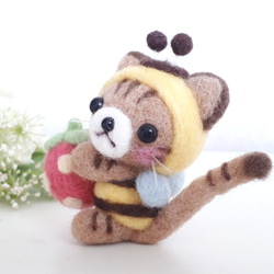 ミツバチ茶トラ猫ちゃんとイチゴのストラップ　羊毛フェルト 3枚目の画像
