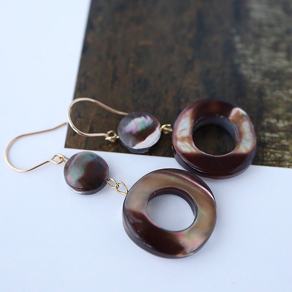 chocolateブラウン✶マザーオブパール サークルピアス・イヤリング 【選べる金具】サージカルステンレス 14kgf 2枚目の画像