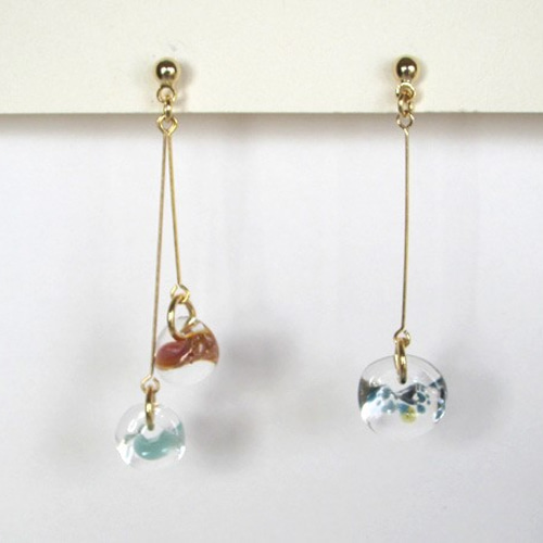 no.4113 白いガラスとballchain ピアス/イヤリング