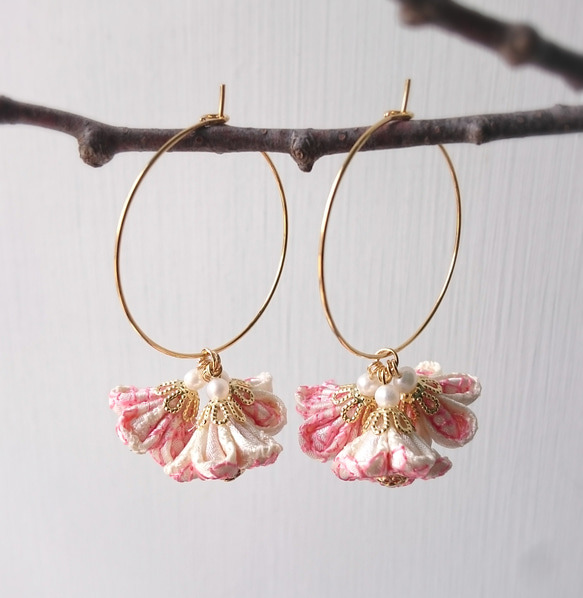 ポンポン桜が揺れるつまみ細工のピアス・イヤリング 着物 和装 プレゼント 3枚目の画像