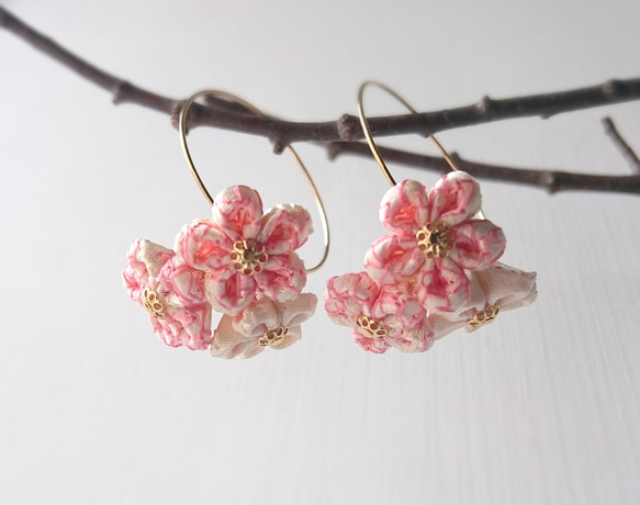 ポンポン桜が揺れるつまみ細工のピアス・イヤリング 着物 和装 プレゼント 4枚目の画像