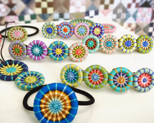 カメオ×引き揃え糸のお花とヴィンテージボタンのバレッタ カメオ×引き揃え糸のお花とヴィンテージボタンのバレッタ