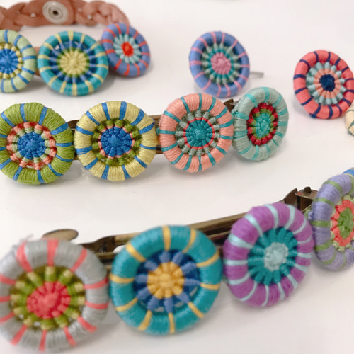 カメオ×引き揃え糸のお花とヴィンテージボタンのバレッタ カメオ×引き揃え糸のお花とヴィンテージボタンのバレッタ カメオ×引き揃え