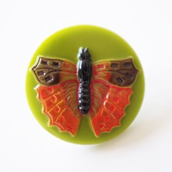 新品◆チェコ 緑ベース オレンジの蝶々 ガラスボタン 1枚目の画像
