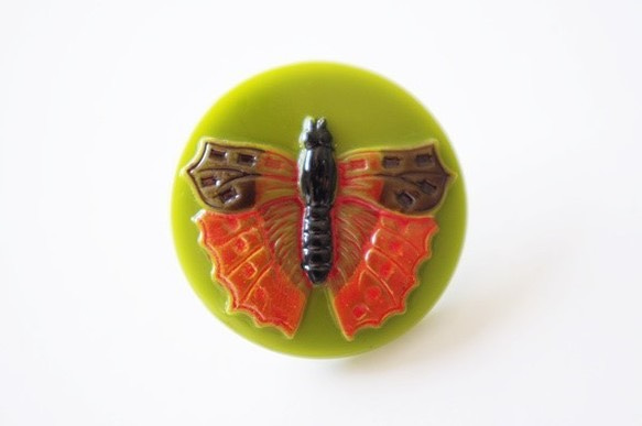 新品◆チェコ 緑ベース オレンジの蝶々 ガラスボタン 1枚目の画像