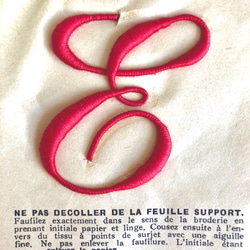 フランス蚤の市●アンティーク1920年イニシャル刺繍E●レッド52mm×45mm 1枚目の画像
