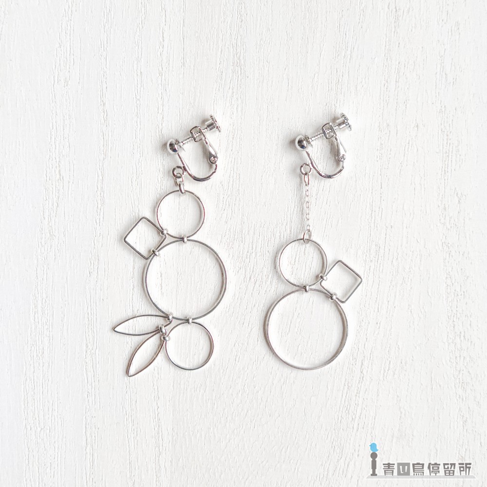 銀色幾何学イヤリング        Ω