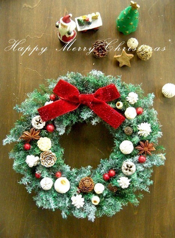 ホワイト＆レッド&木の実のフロッキーグリーンのクリスマスリース～ミドル 1枚目の画像
