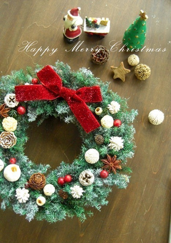 ホワイト＆レッド&木の実のフロッキーグリーンのクリスマスリース～ミドル 2枚目の画像