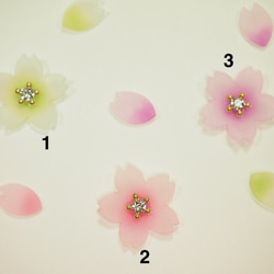 桜とクリスタルの雫ピアス 4枚目の画像
