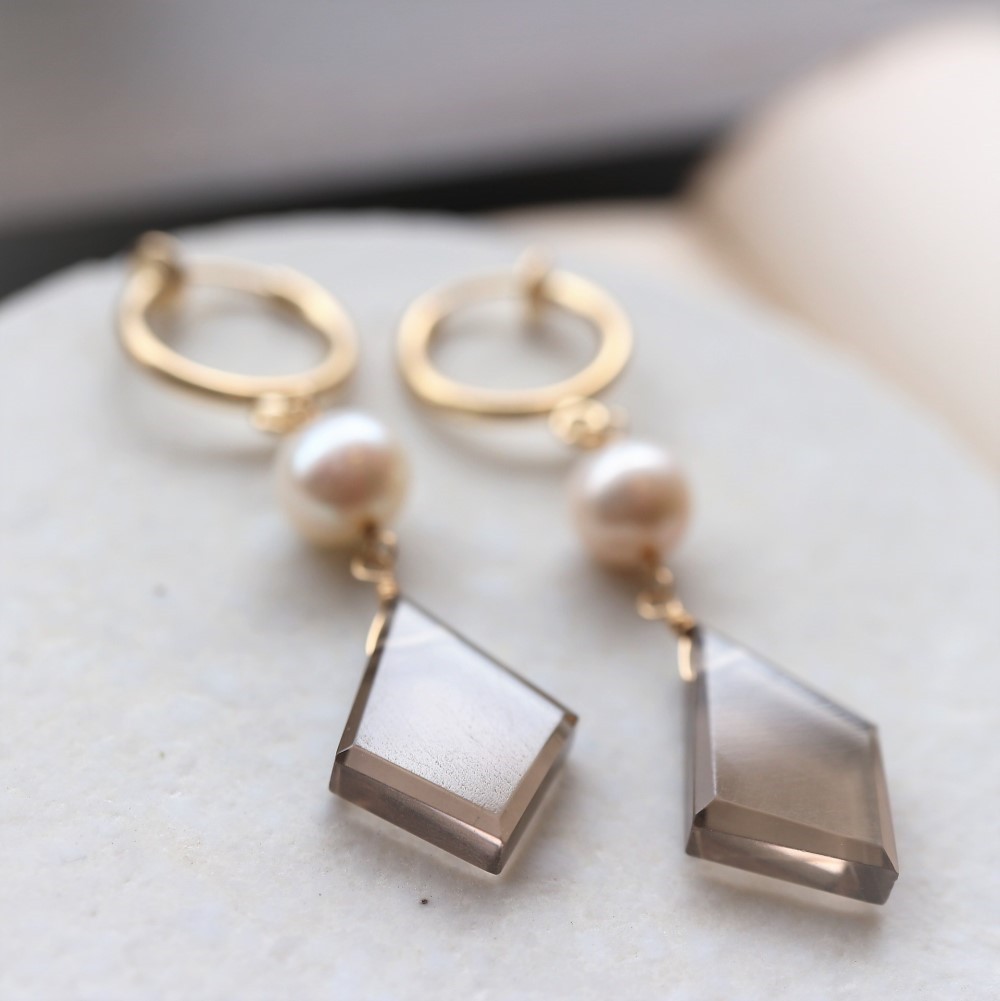 再販＊14kgf！ラフスライスカットスモーキークォーツとパールのイヤリング（ピアス可）