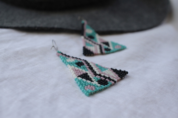 { Patch } Handwoven beaded earrings ・シードビーズピアス03 3枚目の画像