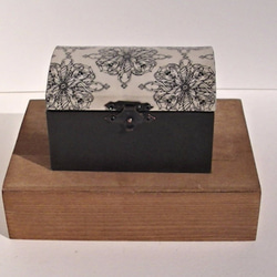 ＜紙の箱＞宝箱型アクセサリーボックス（トレー付き）アラベスク柄 1枚目の画像