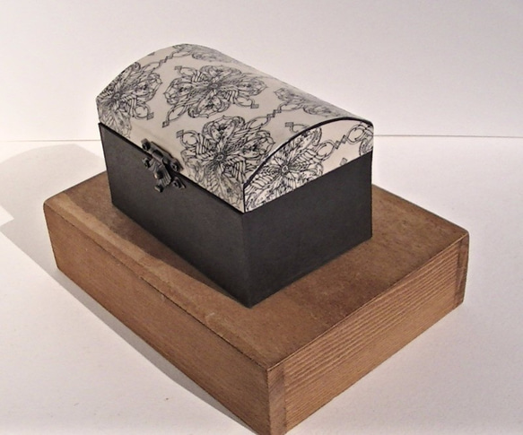 ＜紙の箱＞宝箱型アクセサリーボックス（トレー付き）アラベスク柄 2枚目の画像