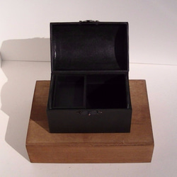 ＜紙の箱＞宝箱型アクセサリーボックス（トレー付き）アラベスク柄 4枚目の画像