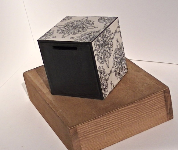 ＜紙の箱＞立方体からくり貯金箱アラベスク柄 1枚目の画像
