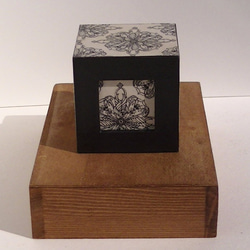 ＜紙の箱＞立方体からくり貯金箱アラベスク柄 2枚目の画像