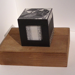 ＜紙の箱＞立方体からくり貯金箱孔雀柄 2枚目の画像