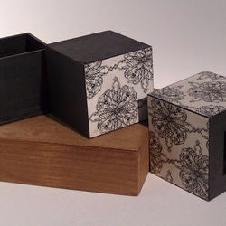 ＜紙の箱＞立方体からくり貯金箱孔雀柄 7枚目の画像