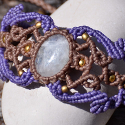 天然水晶 -月光石/月長石- 手制花邊編織手鍊 第1張的照片
