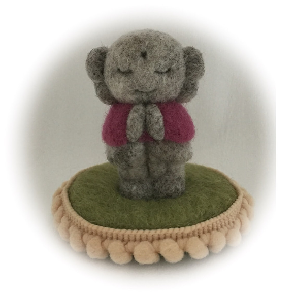 ✿羊毛フェルト✿みや様✿グレー羊さん✿たんぽぽ✿ハチさん、他✿ 羊毛フェルトのお地蔵さん「台座付き」 羊毛フェルト もふもふFlower
