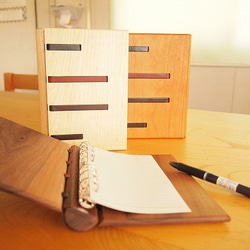 一個木製筆記本 第1張的照片