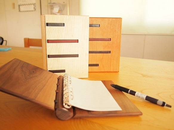 一個木製筆記本 第1張的照片