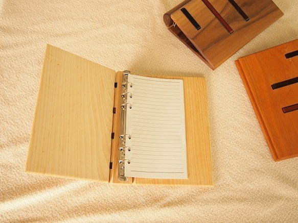 一個木製筆記本 第5張的照片