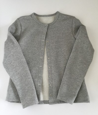 ドット釦のカーディガン