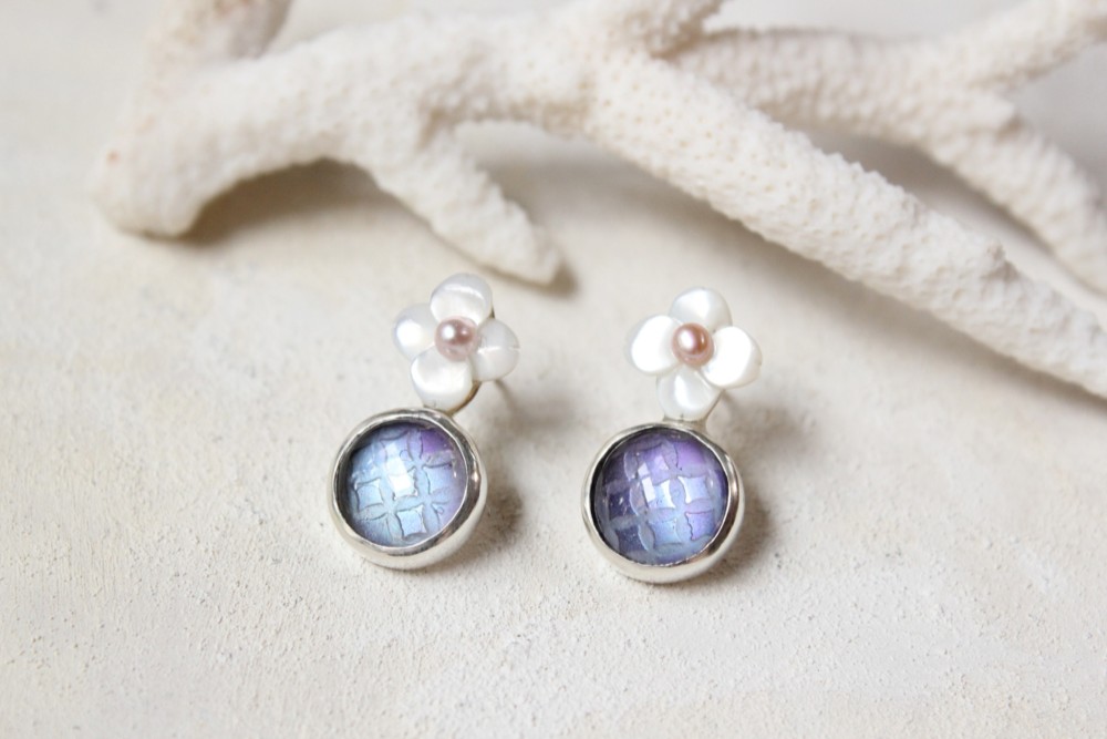 シェルのお花と水晶×チタンのピアス　silver/azur