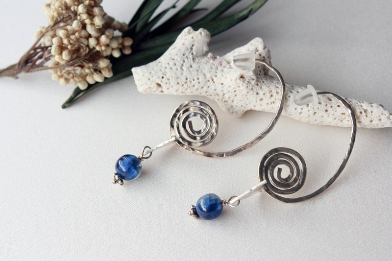 カイヤナイトの渦巻きピアス/silver/azur