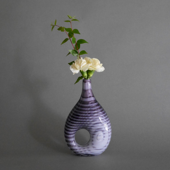 紫と白のガラス花器 1枚目の画像